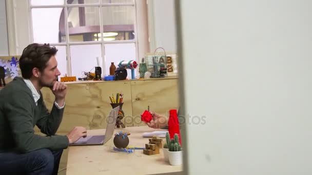 3D-ontwerpers met een creatieve bijeenkomst — Stockvideo