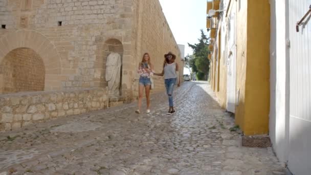 Amigos caminando por Ibiza — Vídeo de stock