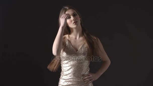Young woman with hands on hips — Stock Video