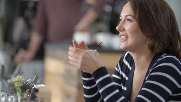 Kvinnan sitter på kaféet — Stockvideo