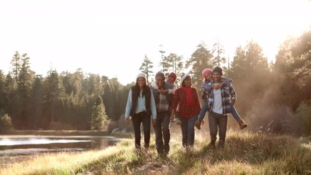 Многопоколенческая семья возле озера — стоковое видео