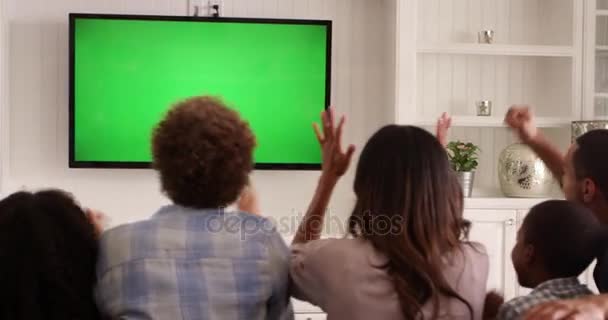 緑色の画面のテレビを見ている家族 — ストック動画