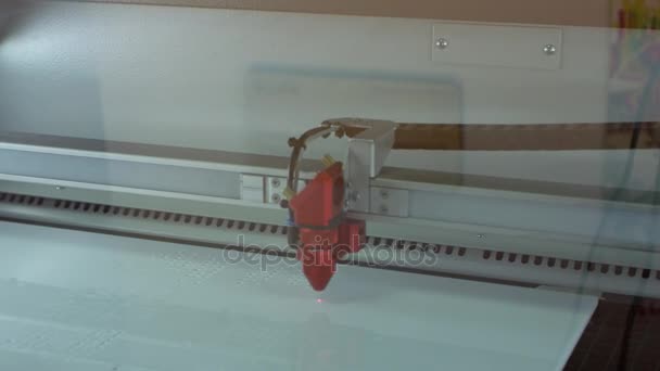 Laser cutter bij 3D-printing lab — Stockvideo