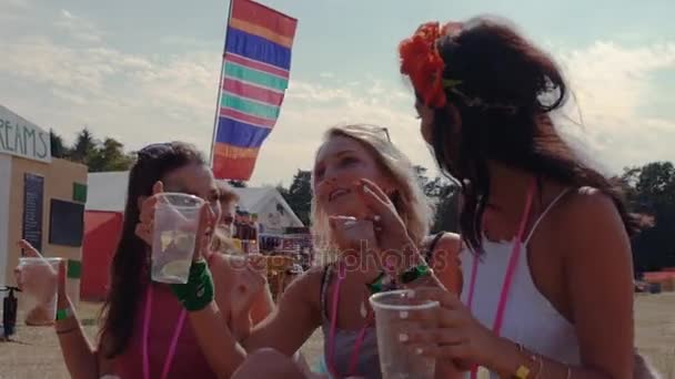 Amigos do sexo feminino no festival de música — Vídeo de Stock