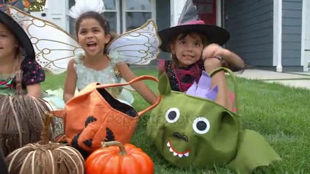 Kinder in Halloween-Kostümen tricksen oder behandeln — Stockvideo
