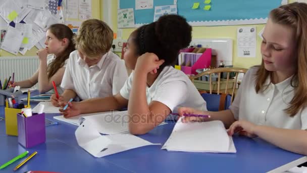Ученики и учителя, сидящие за столом — стоковое видео