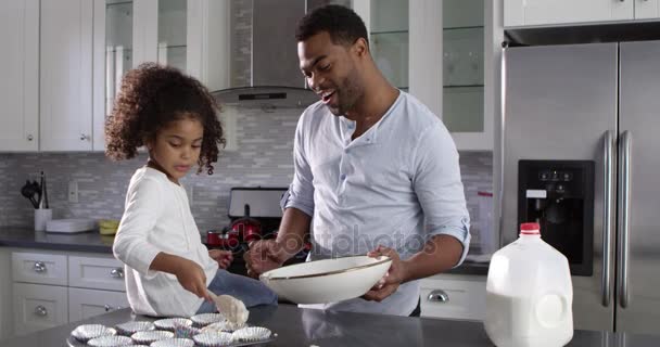 Vater und kleine Tochter bereiten Kuchen zu — Stockvideo