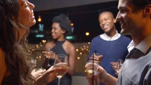 Parejas bailando y bebiendo en la fiesta de la noche — Vídeo de stock