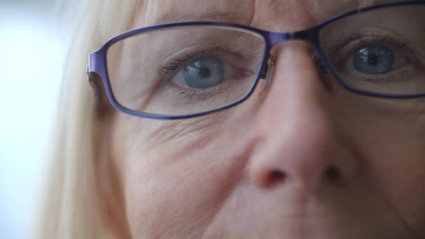 Голубые глаза пожилой женщины — стоковое видео