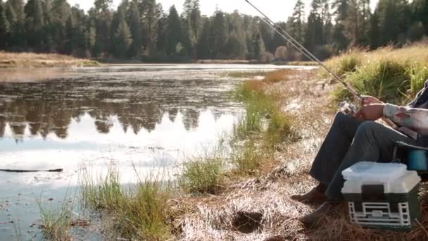 Üst düzey siyah adam göl kenarında Balık tutma — Stok video