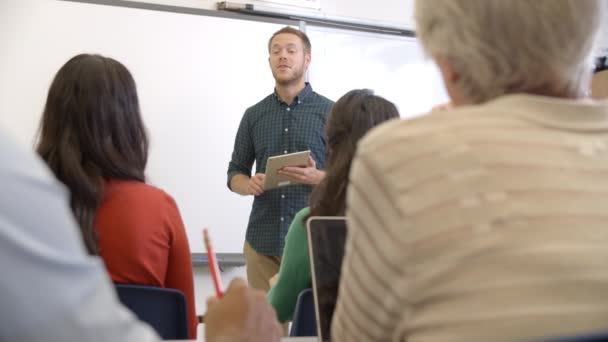 Profesora masculina y clase de educación de adultos — Vídeos de Stock