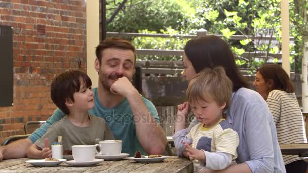 Familia comiendo bocadillos en el café — Vídeo de stock