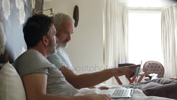 Gay casal pesquisa no laptop — Vídeo de Stock