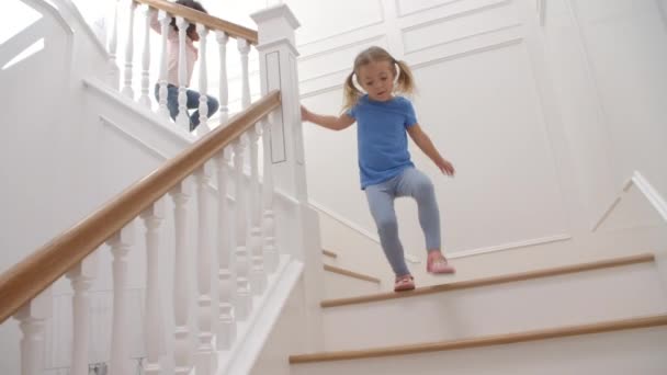 Девочки, бегущие по лестнице — стоковое видео