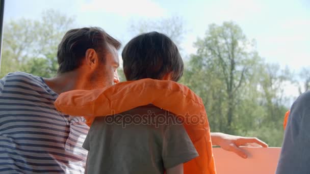 Vater und Sohn genießen Fahrt im Boot erschossen — Stockvideo