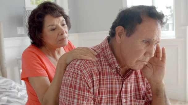 Жена утешает депрессивного мужа — стоковое видео