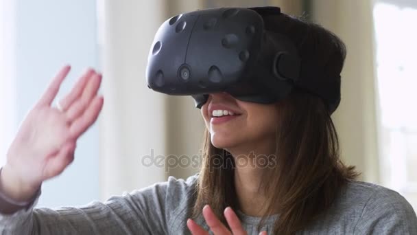 戴着虚拟现实耳机的妇女 — 图库视频影像