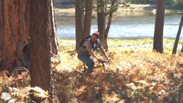 Pareja charla y montar en bicicleta de montaña — Vídeos de Stock