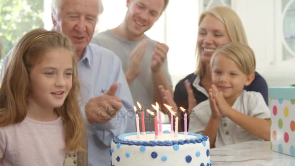 Meisje blaast kaarsen op de cake van de kindverjaardag — Stockvideo