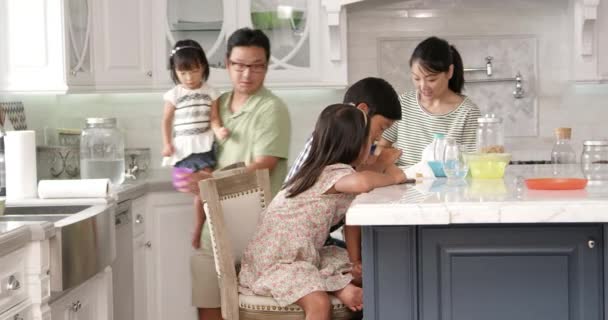 Familie frühstückt und spielt — Stockvideo