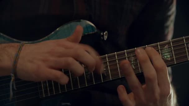 Man die elektrische gitaar speelt — Stockvideo