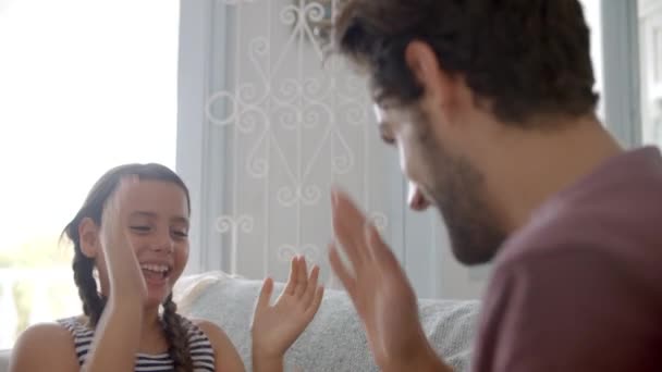 Baba ve kızı alkışlar oyunu oynarken — Stok video