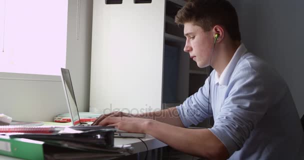 Подросток стал жертвой кибердомогательств — стоковое видео