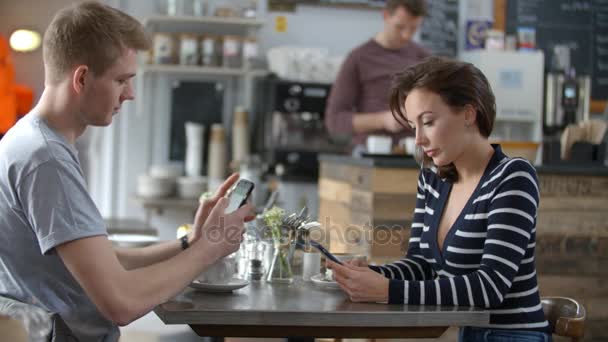 Erwachsenes Paar sitzt im Café — Stockvideo