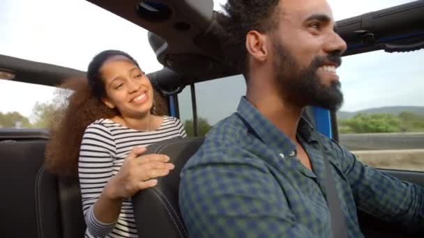 Pareja en coche superior abierto — Vídeos de Stock