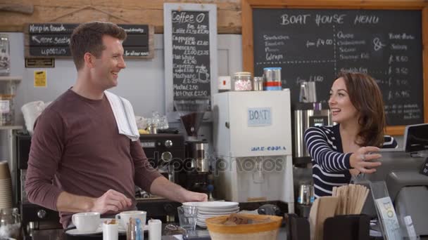Пара за стійкою в кафе — стокове відео