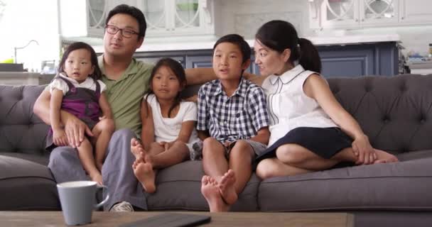 Famille assise sur canapé à la maison — Video