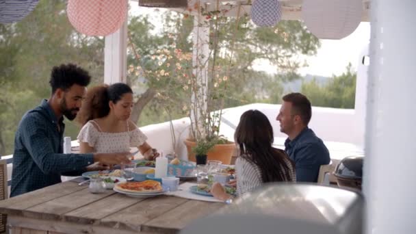Familias disfrutando de la comida al aire libre — Vídeos de Stock
