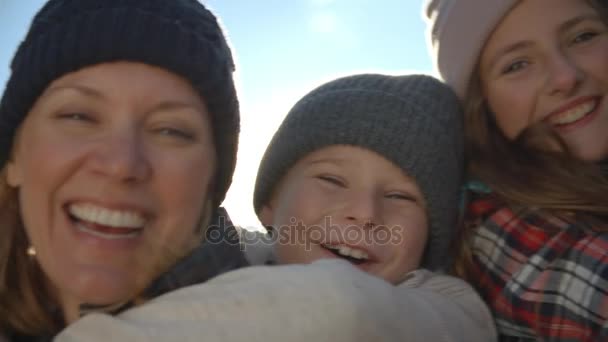 Многопоколенческая семья на свежем воздухе — стоковое видео