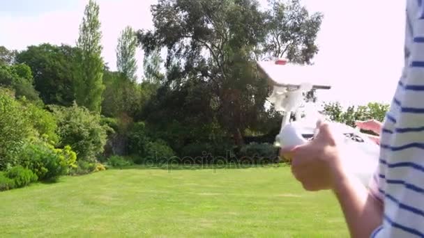 Mulher voando Drone Quadcopter — Vídeo de Stock