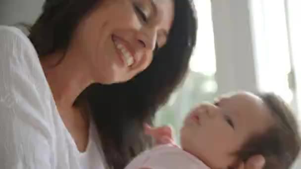 Мати тримає новонароджену дочку — стокове відео