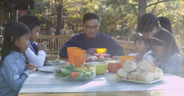 Familie spricht vor dem Essen ein Gebet — Stockvideo