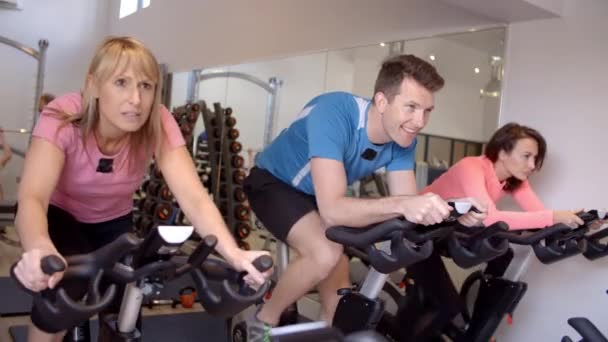 Classe di spinning su cyclette — Video Stock