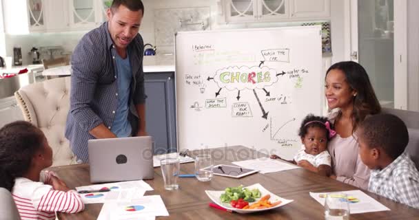 Reunión familiar para discutir las tareas domésticas — Vídeo de stock