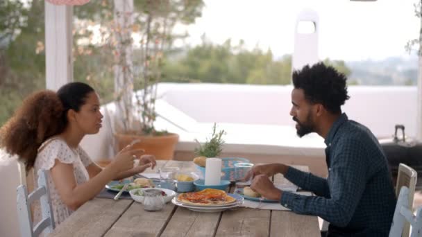 屋外の食事を楽しむカップル — ストック動画