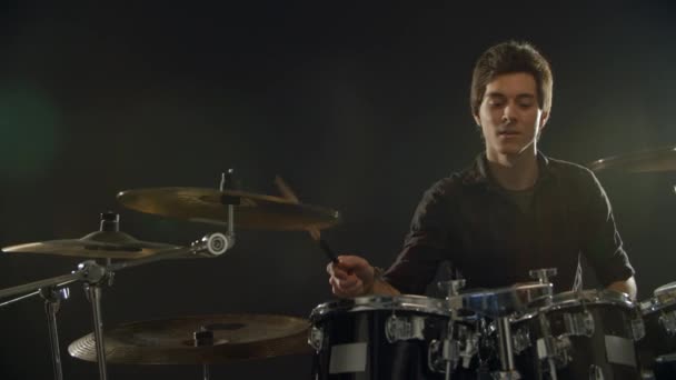 Baterista tocando bateria — Vídeo de Stock