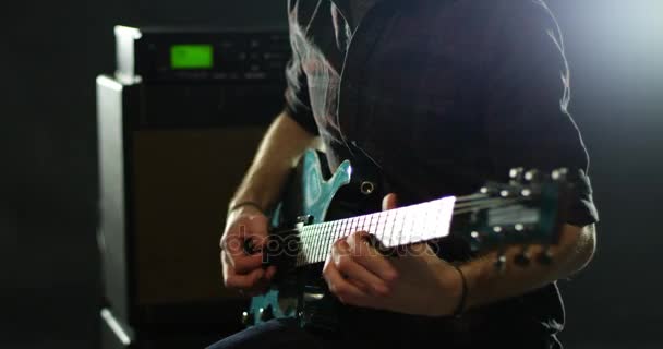 Man die elektrische gitaar speelt — Stockvideo