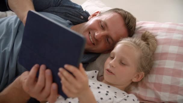 Vader en dochter met behulp van digitale Tablet PC — Stockvideo