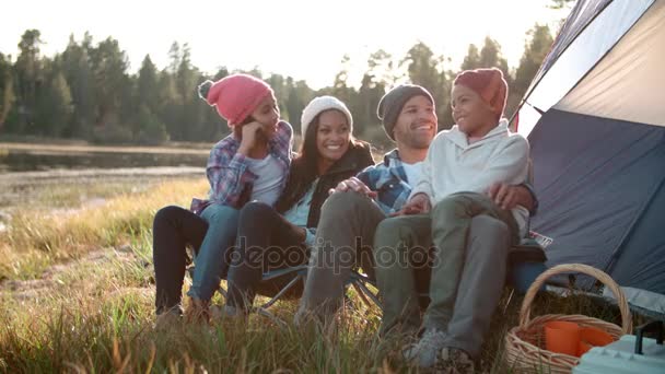 Ouders en twee kinderen buiten de tent — Stockvideo