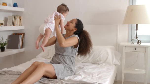 Mãe brincando com bebê filha — Vídeo de Stock