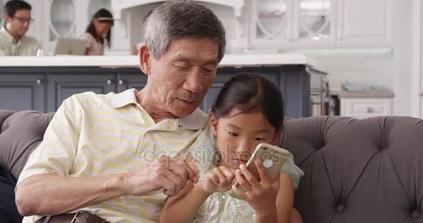 Дедушка и внучка пользуются мобильным телефоном — стоковое видео