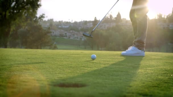 Golfista uvedení míče do díry na zelené — Stock video