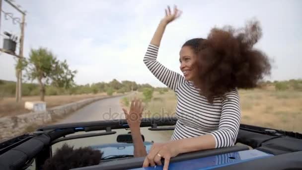 Pasangan di mobil terbuka atas — Stok Video