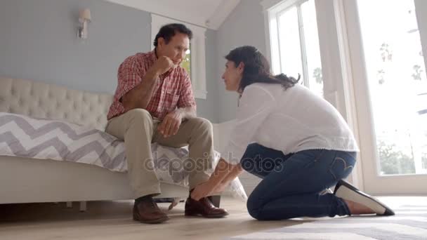 Yetişkin kızı babası için ayakkabı bağcığı bağlama — Stok video