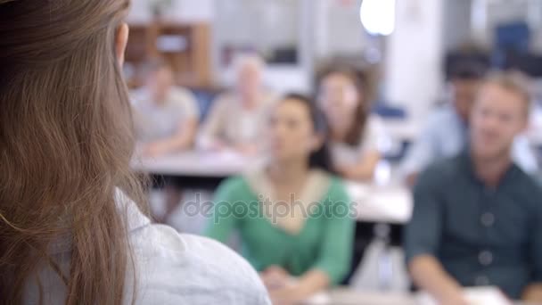 Profesor que toma clases de educación de adultos — Vídeo de stock