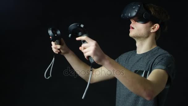 Man bär virtuell verklighet headset — Stockvideo